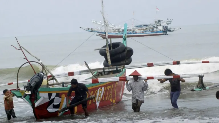 Riset FKM UNEJ Ungkap Fakta Menarik: Paparan Air Laut Diduga Lindungi Nelayan Puger dari Infeksi Jamur Kulit