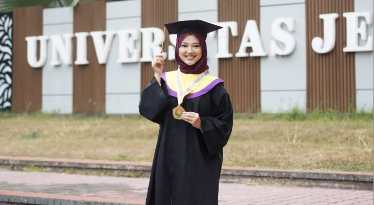 Mengenal Nafisah, Wisudawan FKM UNEJ, Ketua Organisasi, dan Penghafal Al-Qur’an 30 Juz