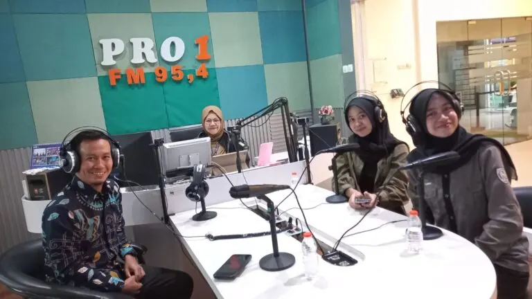 Siaran Radio RRI Kupas Pentingnya Olahraga Bersama Dosen FKM UNEJ, UKM Arkesma, dan Atlet Badminton