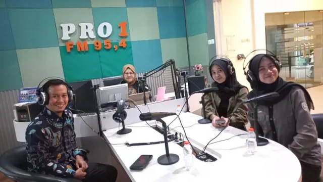 Siaran Radio RRI Kupas Pentingnya Olahraga Bersama Dosen FKM UNEJ, UKM Arkesma, dan Atlet Badminton