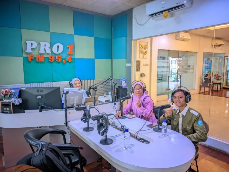 Dosen dan Mahasiswa FKM Unej Soroti Bahaya Mikroplastik di RRI Jember