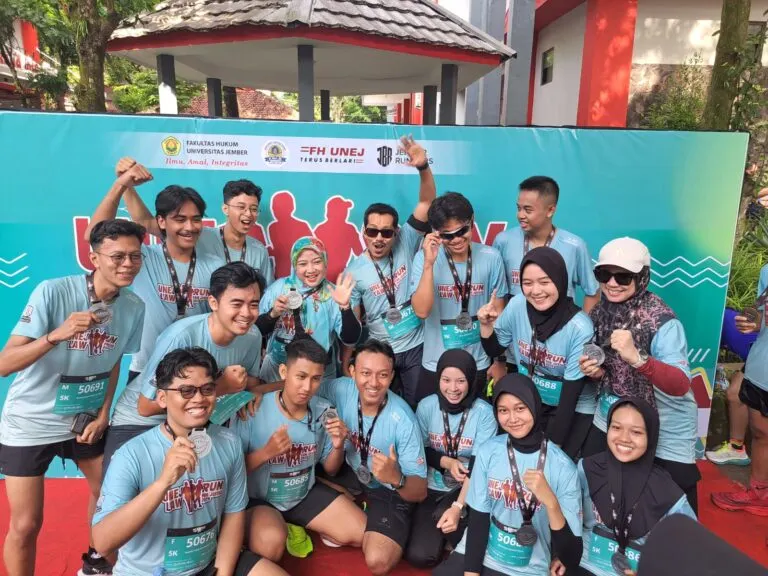 Tunjukkan Semangat Hidup Sehat, Civitas Akademika FKM UNEJ Ramaikan UNEJ Law Run 2025