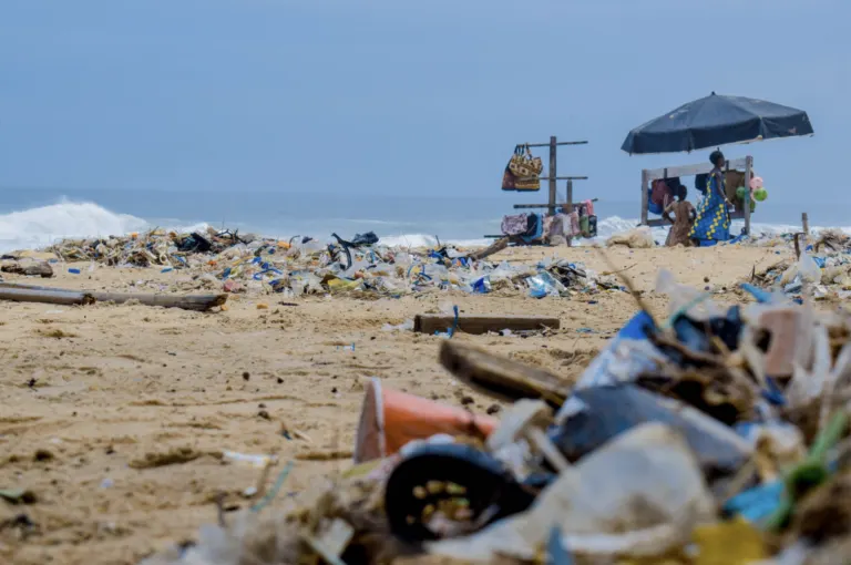 Riset Kolaborasi FKM UNEJ Soroti Krisis Sampah Pesisir Jember: Pengetahuan Warga Tinggi, Namun Implementasi Kebijakan Masih Lemah