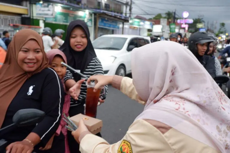 Semarak Ramadhan 2026, UKM Ash Shihah FKM UNEJ Tebar Berkah Lewat Aksi Bagi Takjil