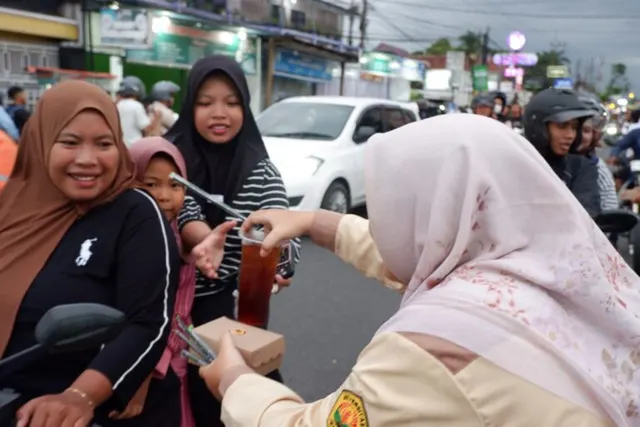 Semarak Ramadhan 2026, UKM Ash Shihah FKM UNEJ Tebar Berkah Lewat Aksi Bagi Takjil