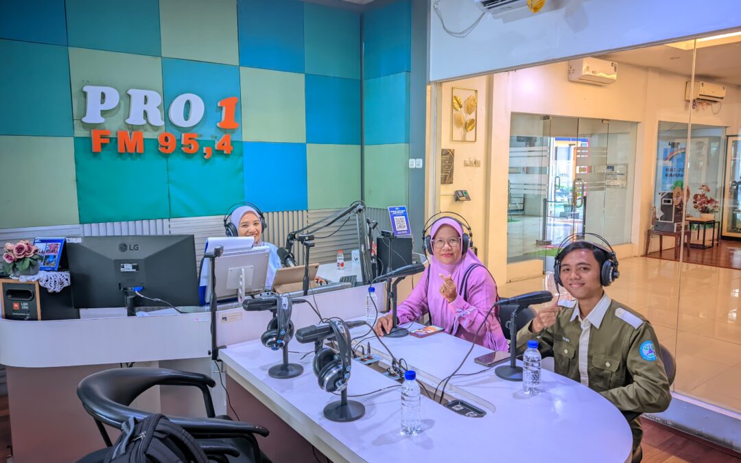 Dosen dan Mahasiswa FKM Unej Soroti Bahaya Mikroplastik di RRI Jember