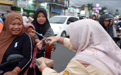 Semarak Ramadhan 2026, UKM Ash Shihah FKM UNEJ Tebar Berkah Lewat Aksi Bagi Takjil